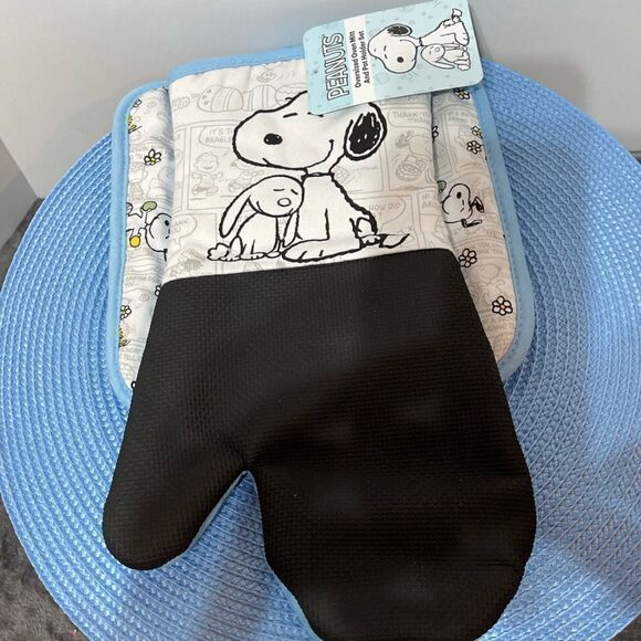 Peanuts Snoopy Oversized Oven Mitt and Pot Holder set of 2 NWT - Picture 2 of 5